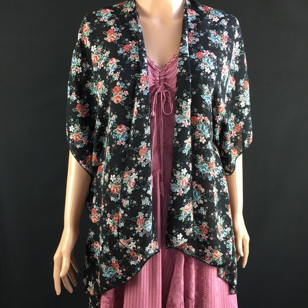 Neblina by Urban Episode Dark Blue Floral Kimono